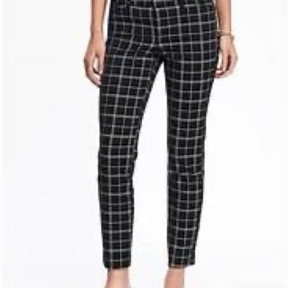 Old Navy Pixie Mid-rise Crop Pants in Black, white and gray. Size 16